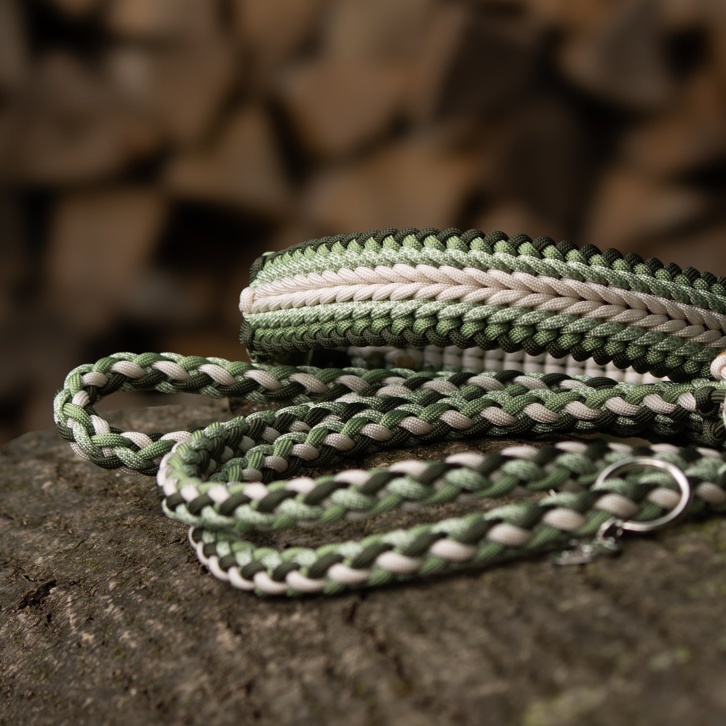 Halsband und Leine aus Paracord in grün und creme