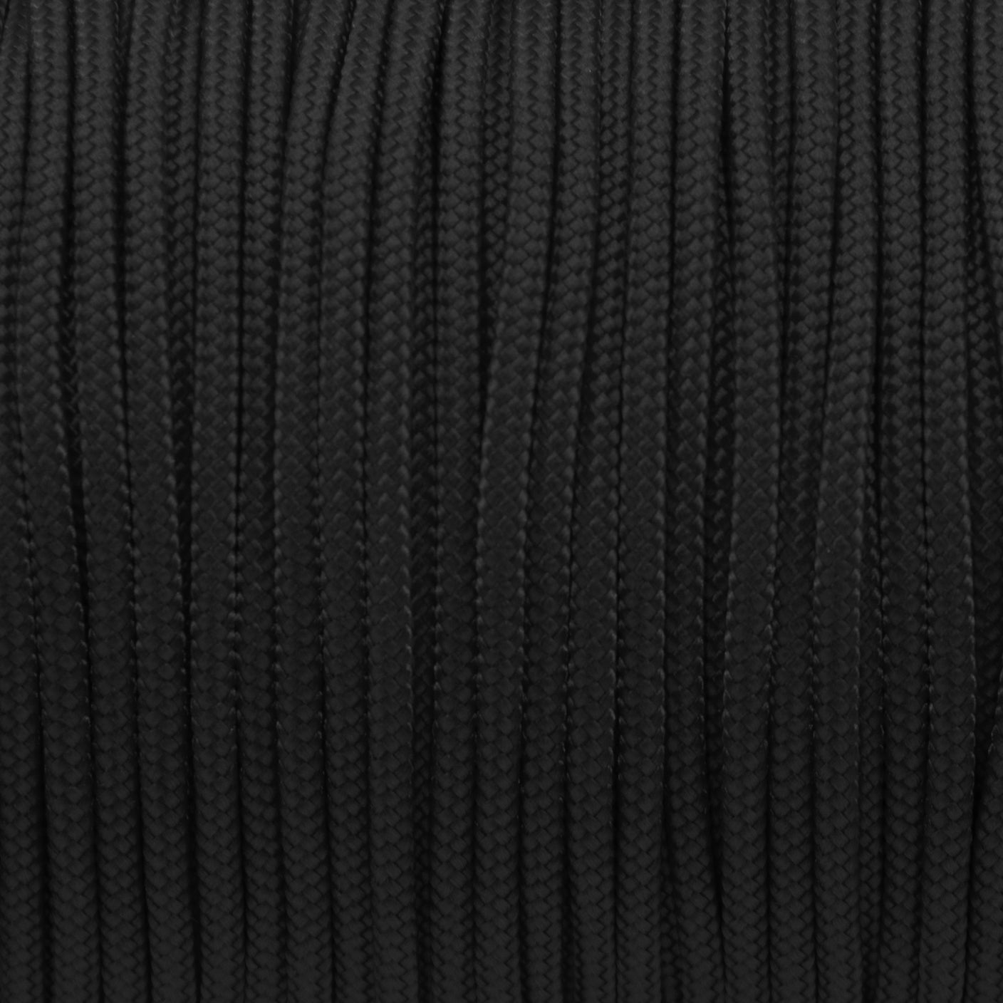 Nahaufnahme von einfarbigem Paracord 100 Typ I in Black als Meterware für feines DIY-Hundezubehör.