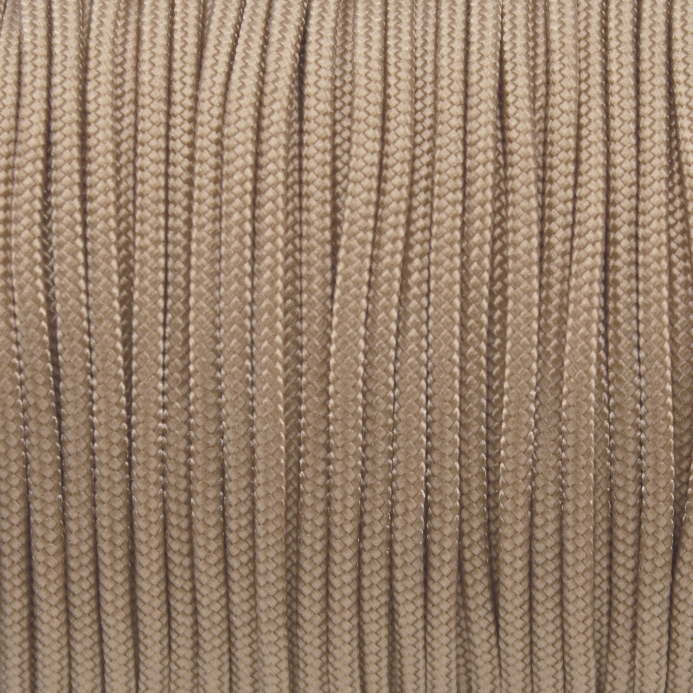 Nahaufnahme von einfarbigem Paracord 100 Typ I in Café Latte als Meterware für feines DIY-Hundezubehör.