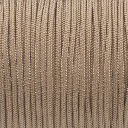 Nahaufnahme von einfarbigem Paracord 100 Typ I in Café Latte als Meterware für feines DIY-Hundezubehör.