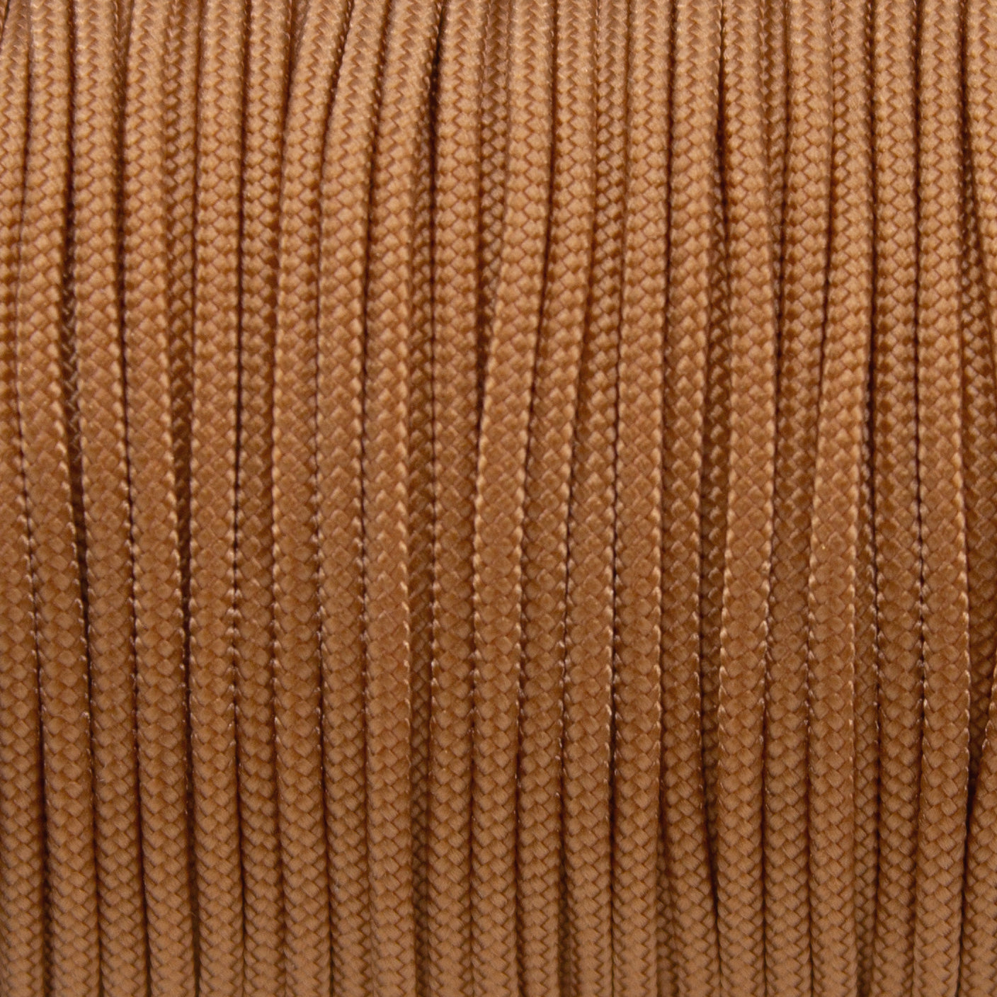 Nahaufnahme von einfarbigem Paracord 100 Typ I in Golden Copper Glamour als Meterware für feines DIY-Hundezubehör.