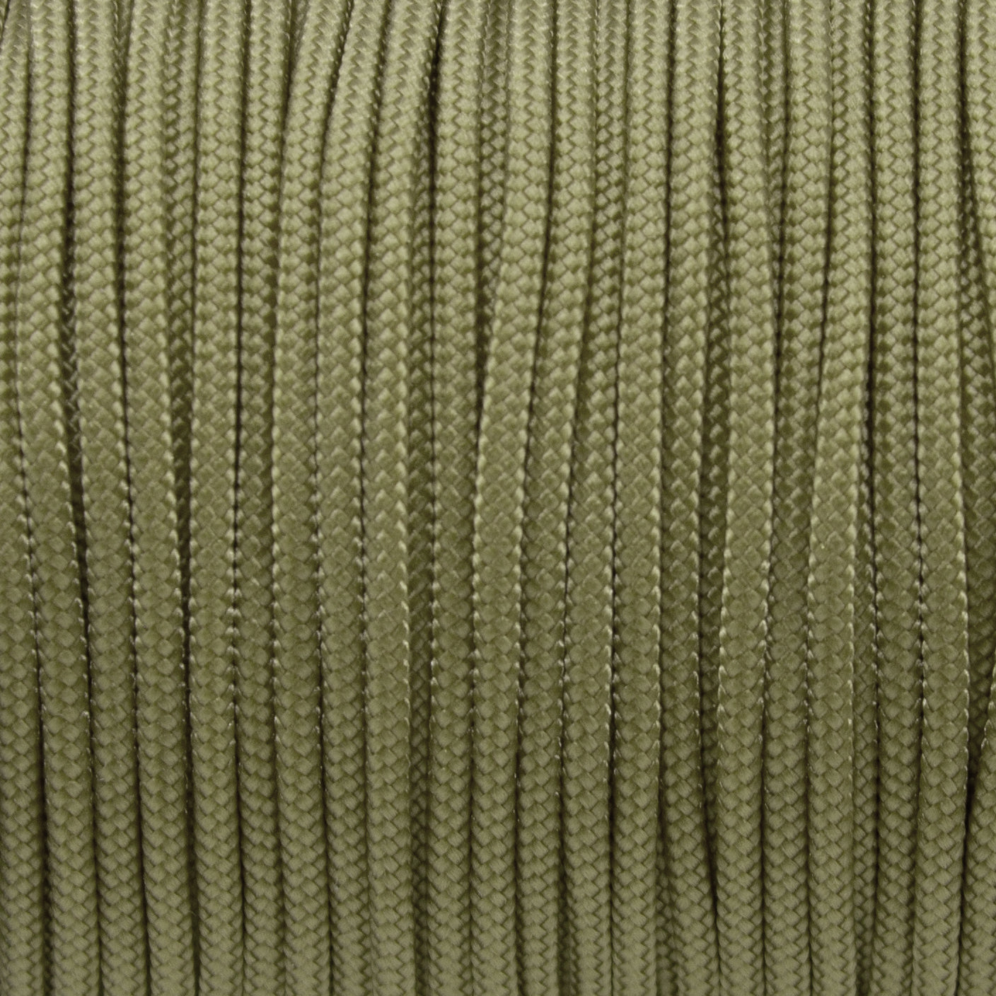 Nahaufnahme von einfarbigem Paracord 100 Typ I in Holy Guacamole als Meterware für feines DIY-Hundezubehör.