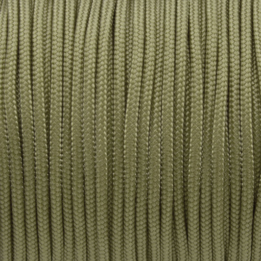 Nahaufnahme von einfarbigem Paracord 100 Typ I in Holy Guacamole als Meterware für feines DIY-Hundezubehör.