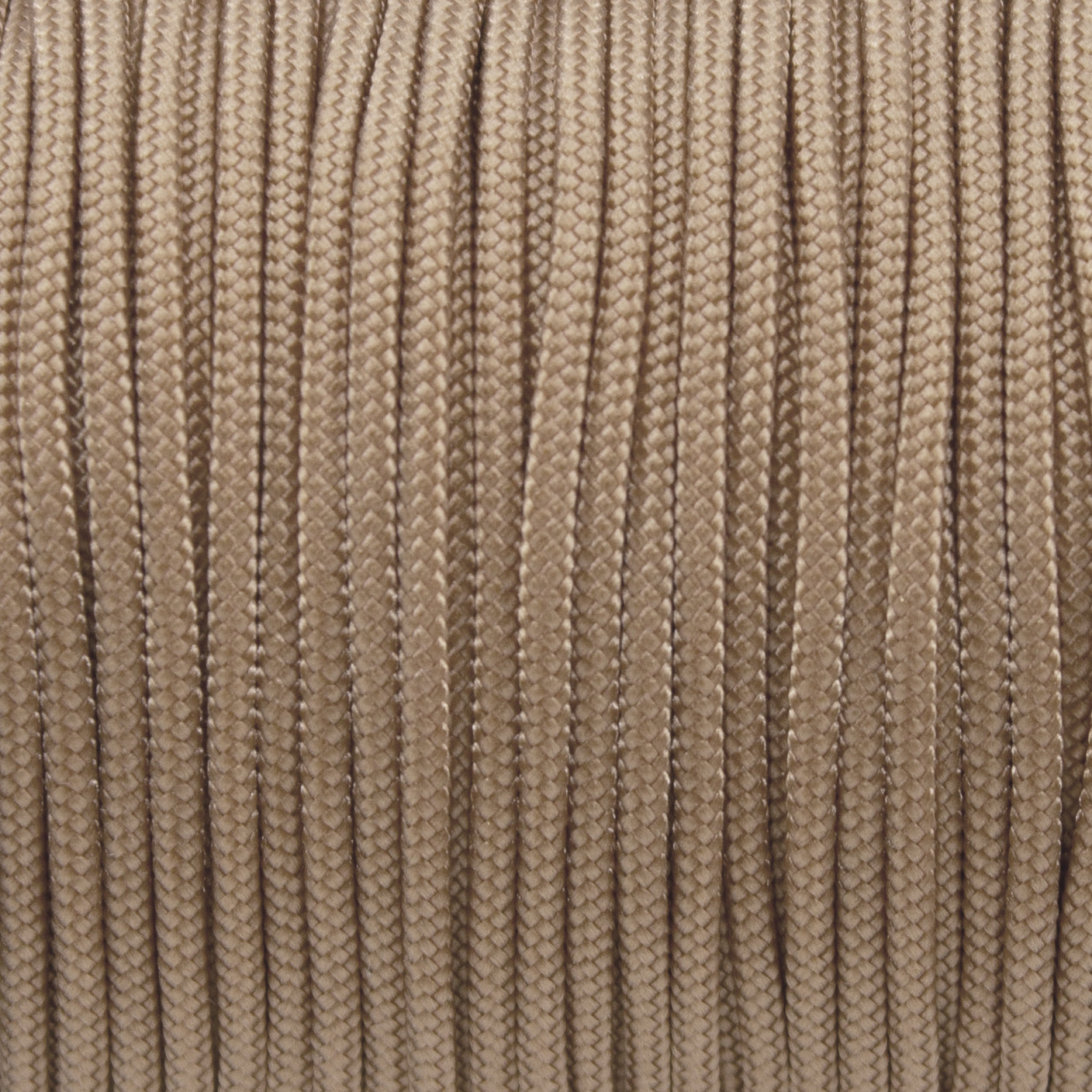 Nahaufnahme von einfarbigem Paracord 100 Typ I in Mocca als Meterware für feines DIY-Hundezubehör.