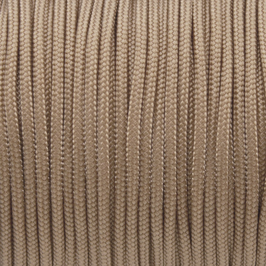 Nahaufnahme von einfarbigem Paracord 100 Typ I in Mocca als Meterware für feines DIY-Hundezubehör.