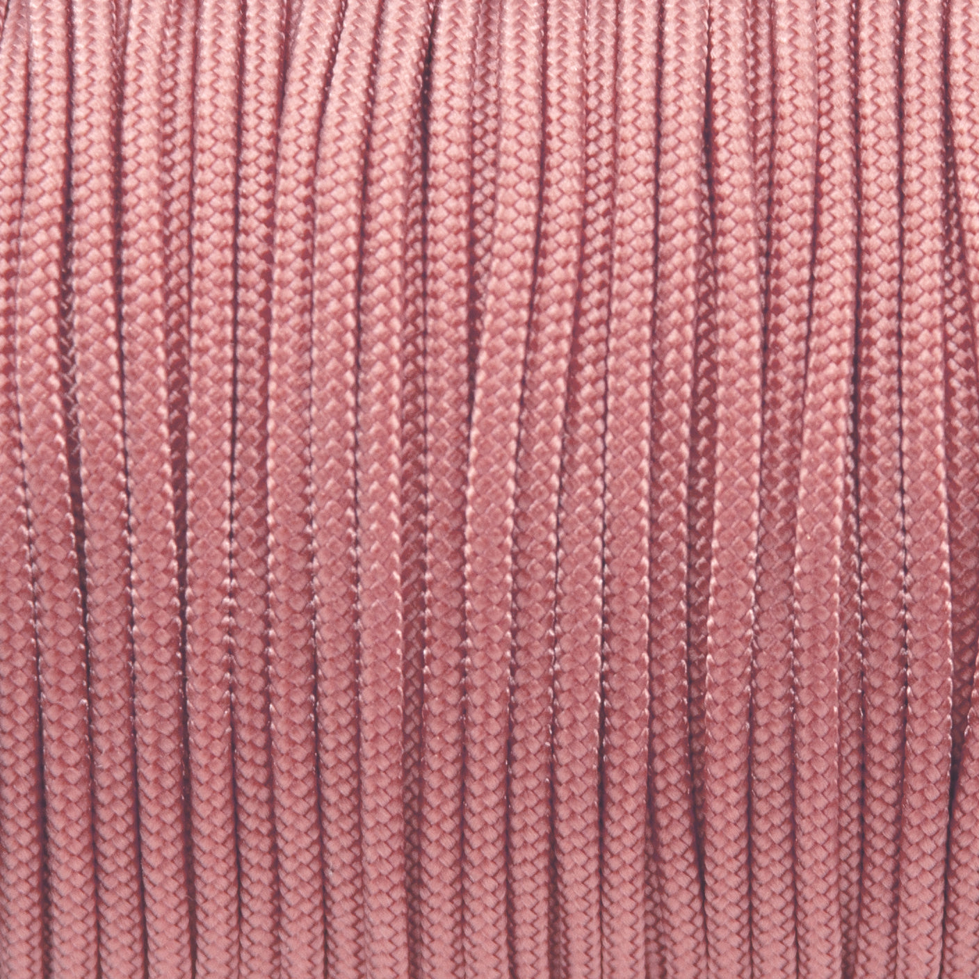 Nahaufnahme von einfarbigem Paracord 100 Typ I in Pastel Pink als Meterware für feines DIY-Hundezubehör.