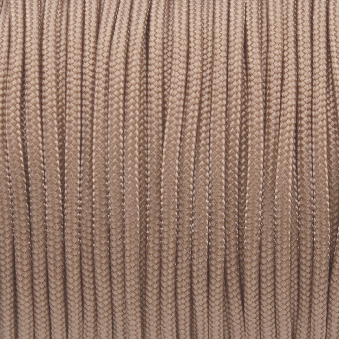 Nahaufnahme von einfarbigem Paracord 100 Typ I in Pearl Rosé als Meterware für feines DIY-Hundezubehör.