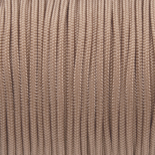 Nahaufnahme von einfarbigem Paracord 100 Typ I in Pearl Rosé als Meterware für feines DIY-Hundezubehör.