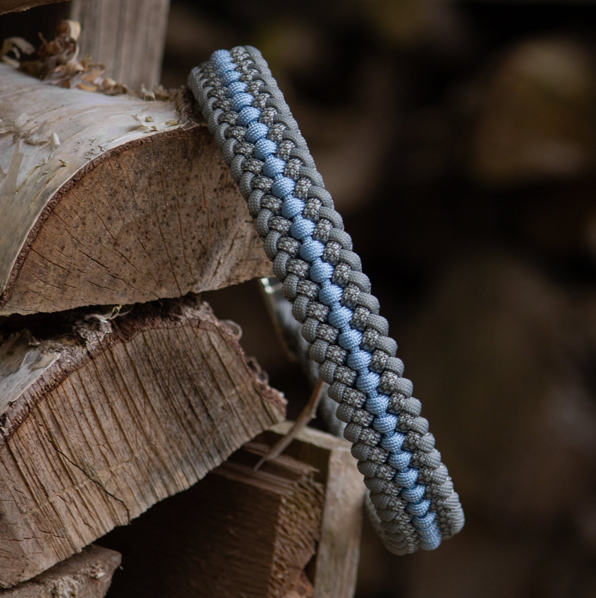 Paracord Halsband Modell COVENANT in grau und blau