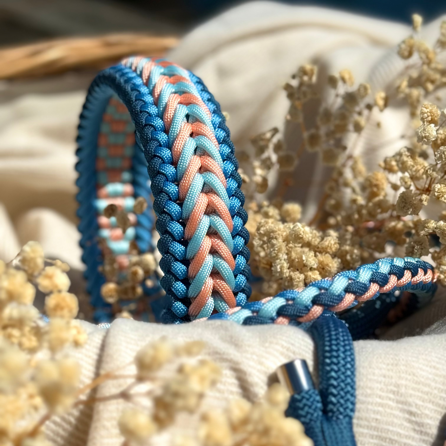 Halsband und Hundeleine aus Paracord in blau und orange von PACOandFAY