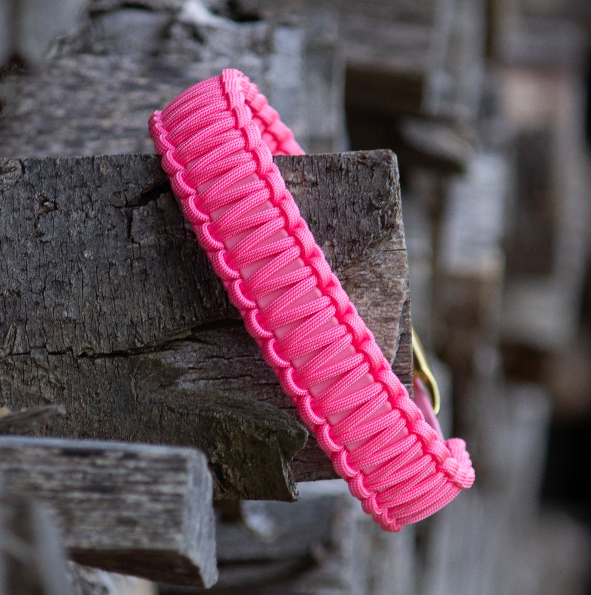 Paracord Halsband SKY in pink mit Messing Beschlägen