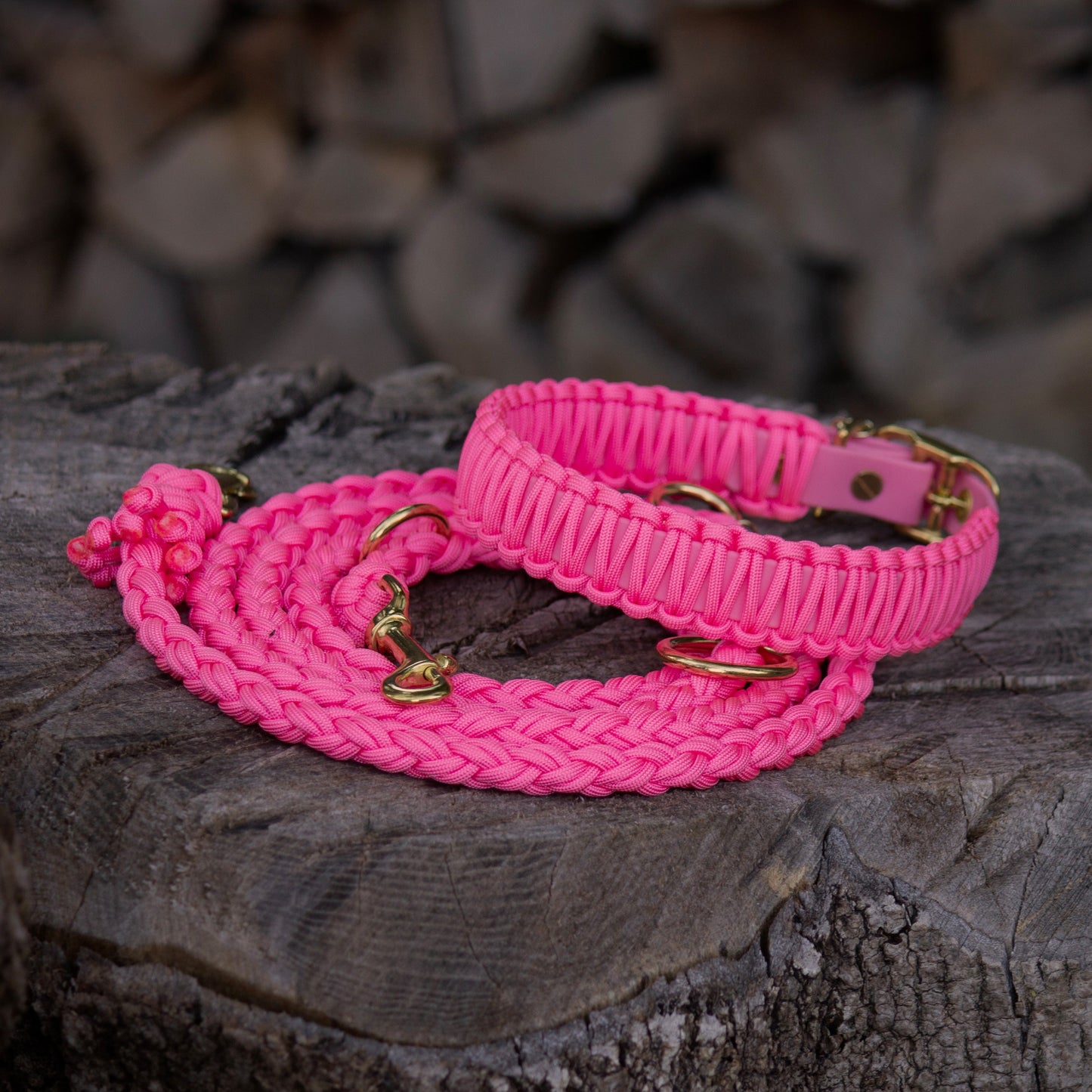 Paracord Hundeleine und Halsband in pink mit goldenen Beschlägen