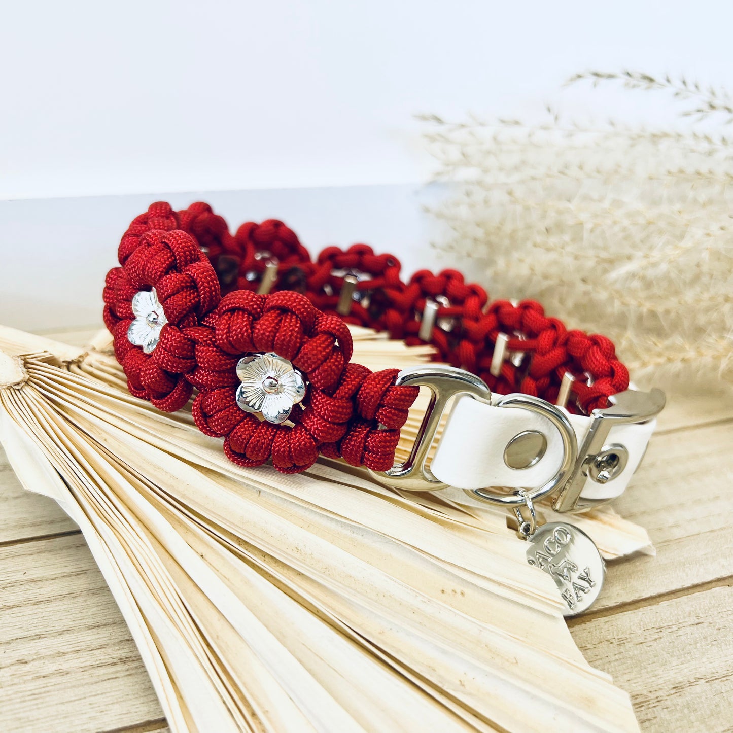 PACO & FAY Paracord Halsband in rot, Blumenmuster, Biothane®, Imperial Red, Flower Power Halsband, Aztec Sun Bar